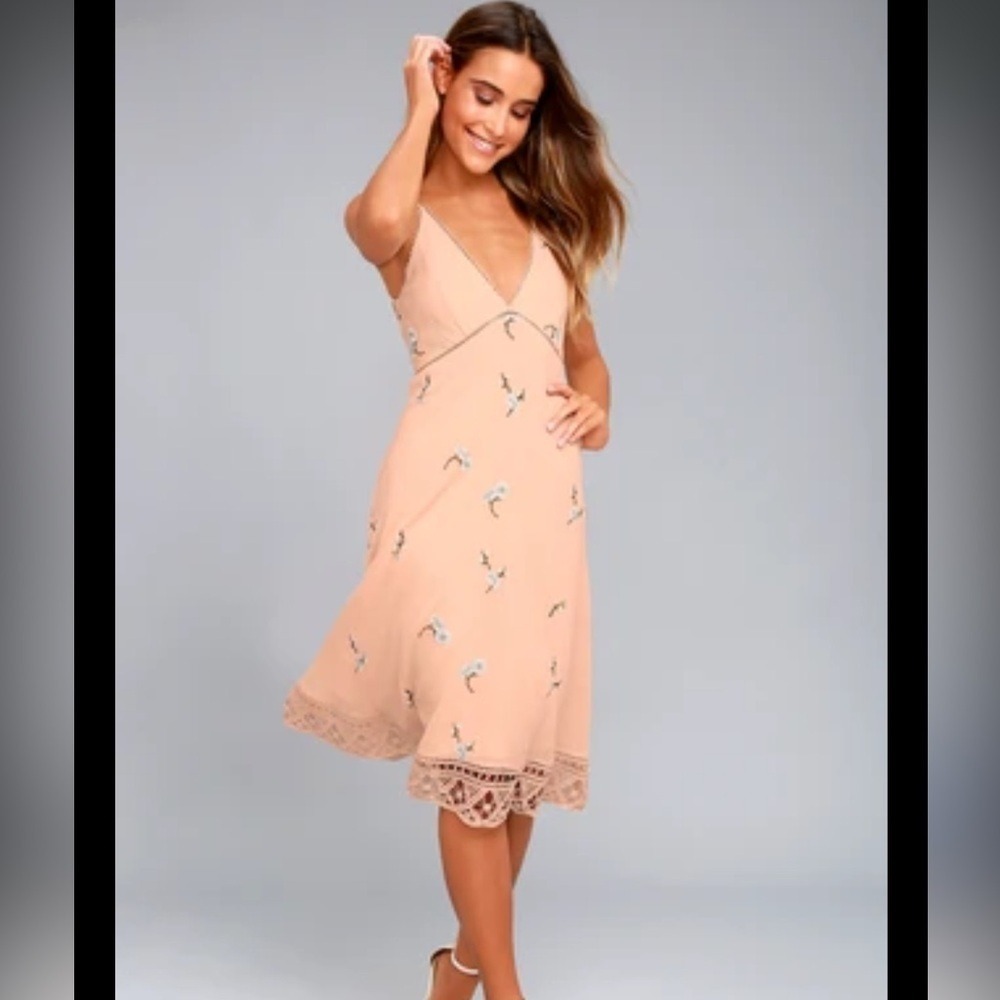 BB Dakota‎ Haleigh Peach Low Neck and Back Embroidered Midi Dress Women's Size 6